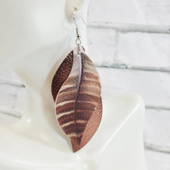 Two layer Brown Feather Print Faux Leather Dangle Chic Lightweight Earrings 2br3 - Picture 3 of 3